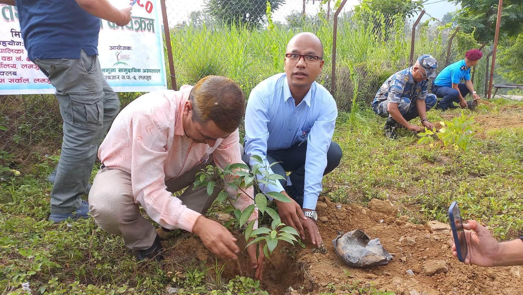 विश्व वातावरण दिवसमा सञ्चालित वृक्षारोपण कार्यक्रममा वृक्षारोपण गरिँदै ।