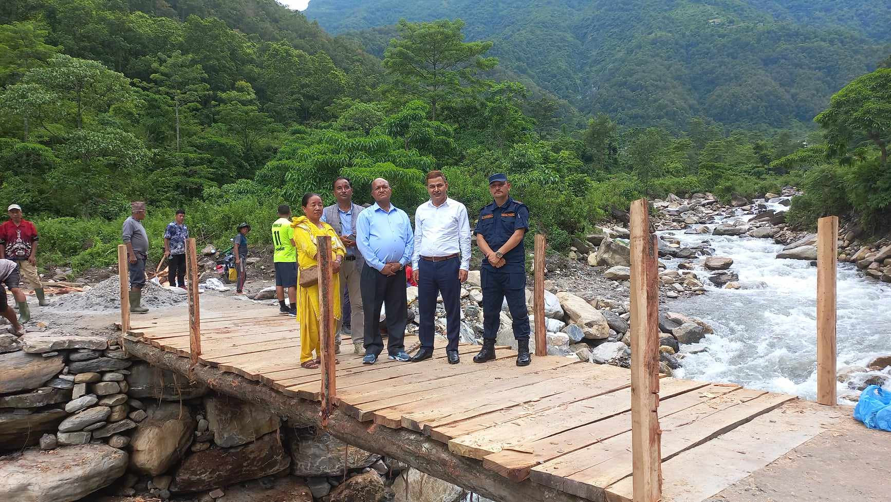 मिति 2080/04/08 गते सोमबारको दिन  जिल्ला प्रशासन कार्यालय, लमजुङकाे समन्वय, सुरक्षा निकायहरुको सहयोग र बेसीशहर नगरपालिकाको सक्रियतामा नगरपालिकाको वडा नं.१० स्थित भाचोक खोलामा स्थानीय सामाग्री एवं प्रविधी प्रयोग गरी निर्माण गरिएको पुलको अनुगमन ।