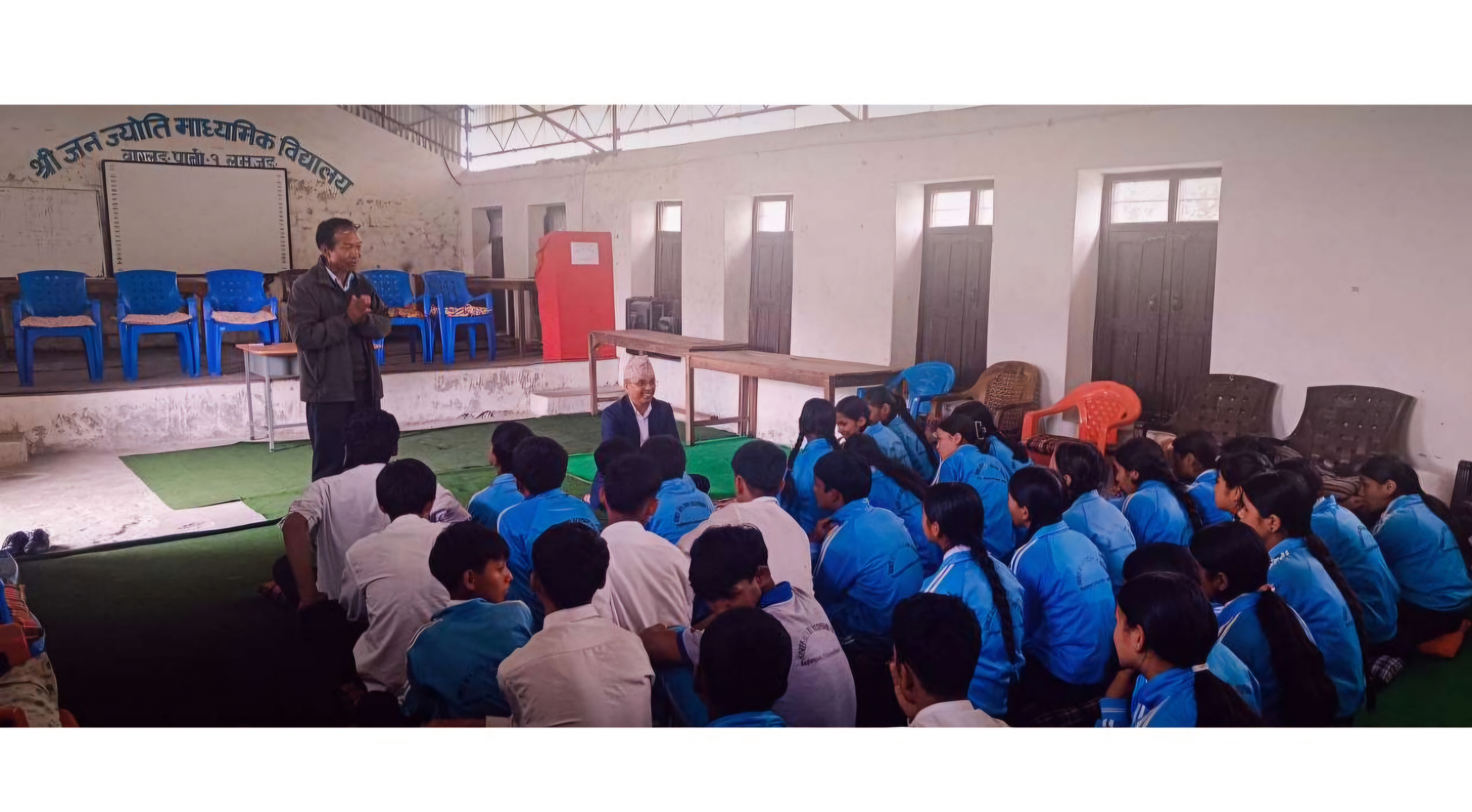 निजामती सेवा दिवसका अवसरमा प्रमुख जिल्ला अधिकारीबाट विद्यार्थीहरुलाई अभिमुखीकरण।